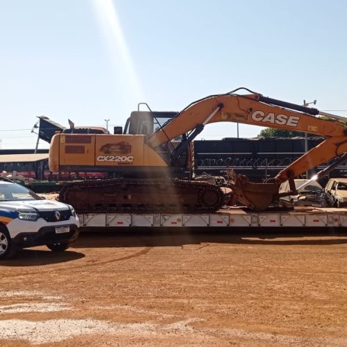 Polícia Militar recupera escavadeira furtada em Campina Verde e prende dois homens em Patos de Minas