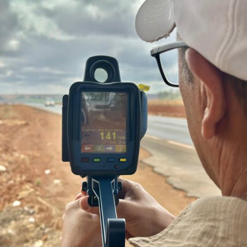 Polícia Militar Rodoviária Flagra Motoristas Excedendo 140 km/h em Rodovia com Limite de 80 km/h