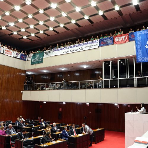 Deputados aprovam em 1° turno reajuste para servidores da educação