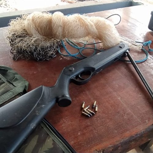 Fiscalização Ambiental Resulta em Prisão por Posse de Arma e Apreensão de Equipamento de Pesca Irregular
