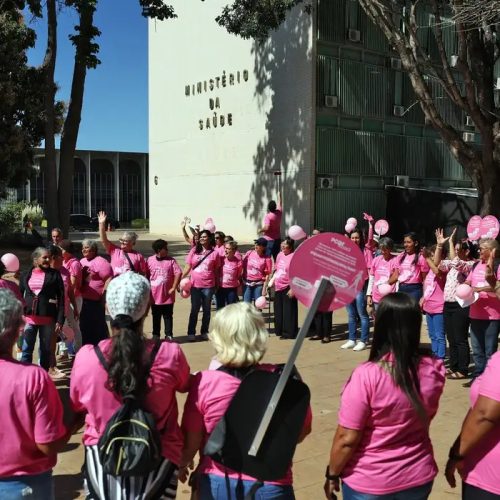 Câncer de mama: manifestação cobra acesso a tratamento aprovado no SUS