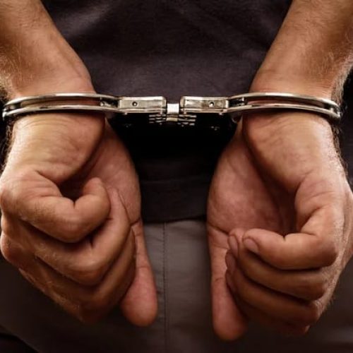 Homem em Prisão Domiciliar é Preso por Estelionato em Loja de Motos