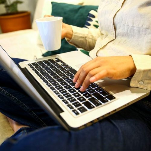 Sete em cada dez brasileiros temem comprar remédios pela internet